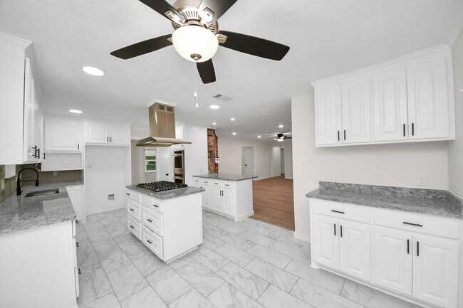 Building Photo - 25511 Many Oak Dr