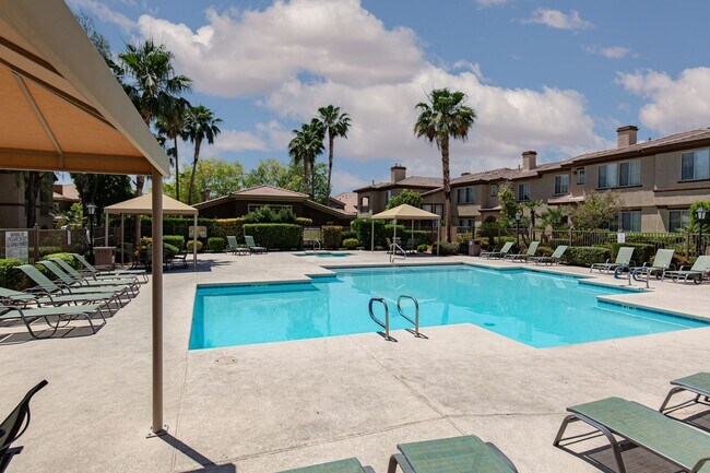 Building Photo - NW townhome with 2 car garage in gated community.
