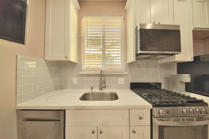 Building Photo - 590 Historic St