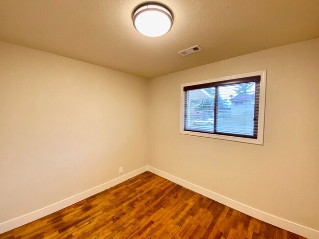 Building Photo - Practical Renton rambler with large yard