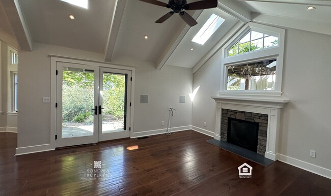 Building Photo - Stunning 3BD/2.5BA Home with Breathtaking ...