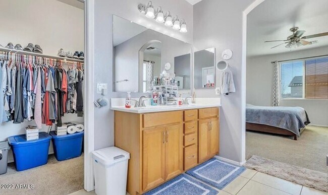 Building Photo - 5 Bedroom, 3 Bath Home in Secluded Neighbo...