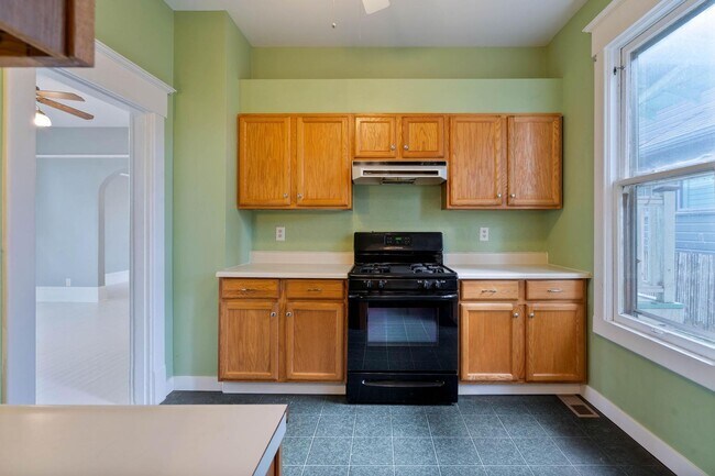Building Photo - Spacious, light-filled 3-bdrm/2-bath vinta...