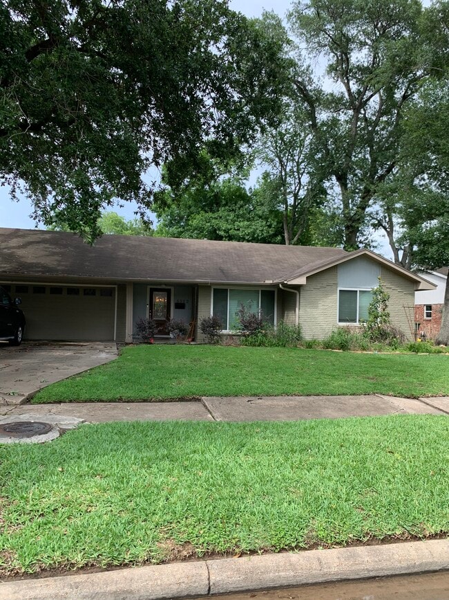 Building Photo - 5322 Saxon Dr