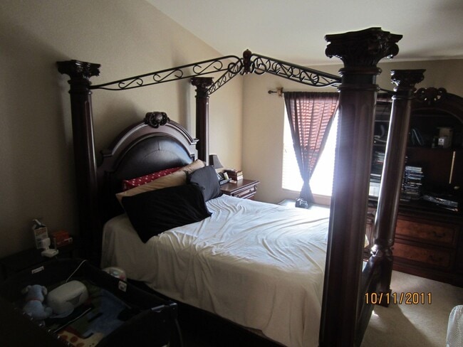 Building Photo - $1768 | 3BR/2.5BA | Beautiful townhome on ...