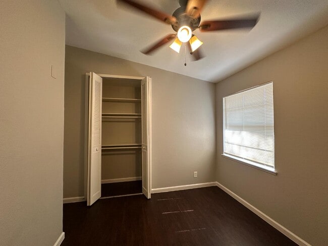 Building Photo - 5127 Village Green