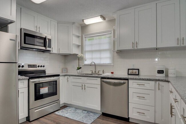 Building Photo - Updated 3 Bedroom 2 Bath off Furies Ferry!