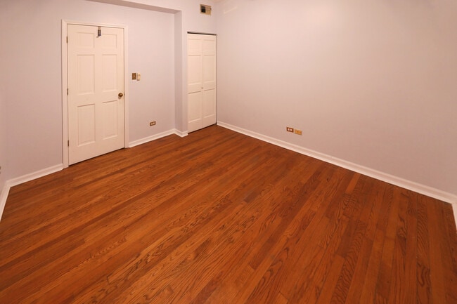 Building Photo - 6042 N Kenmore Ave