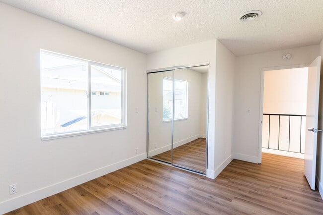 Building Photo - 2647 Alamo Dr