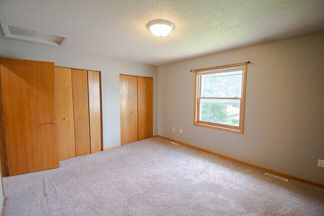 Building Photo - Pet friendly Country Club Manor home with fenced yard!