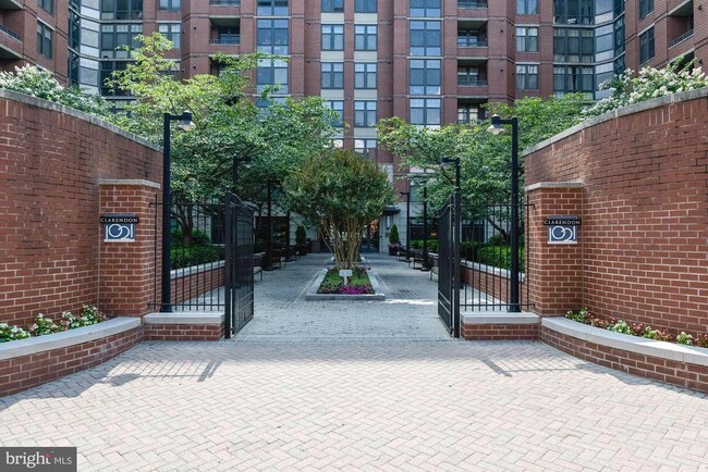 Building Photo - 1021 N Garfield St