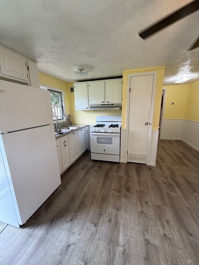 Building Photo - Adorable 1 bedroom cottage style home