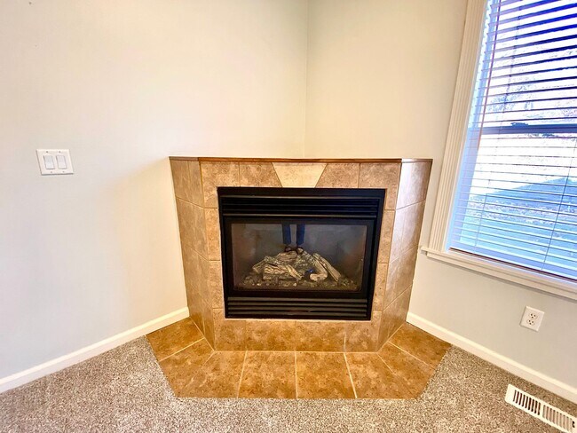 Building Photo - 3 Bedroom 2.5 Bath, 3 Car Garage w/Gorgeous Exterior