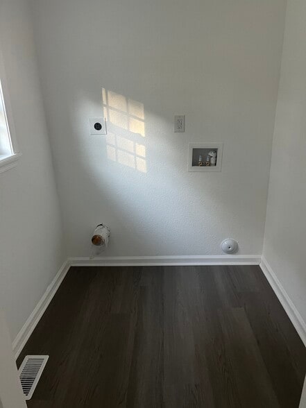 Building Photo - 1604 Freeney Ave