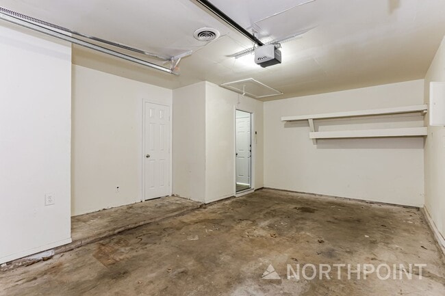 Building Photo - Mesmerizing Single Family Home | 3 BR/1.5 BA | 1-Car Covered Parking | Front and back yard!