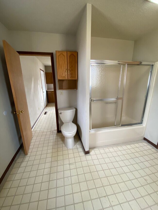 Building Photo - Spacious Home Available Now!