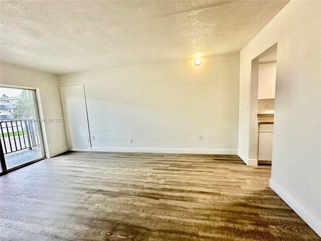 Building Photo - 13285 NE 6th Ave