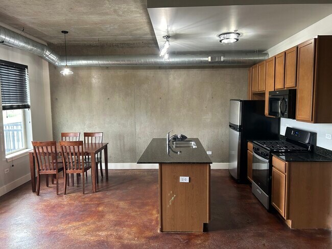 Building Photo - 326 River St