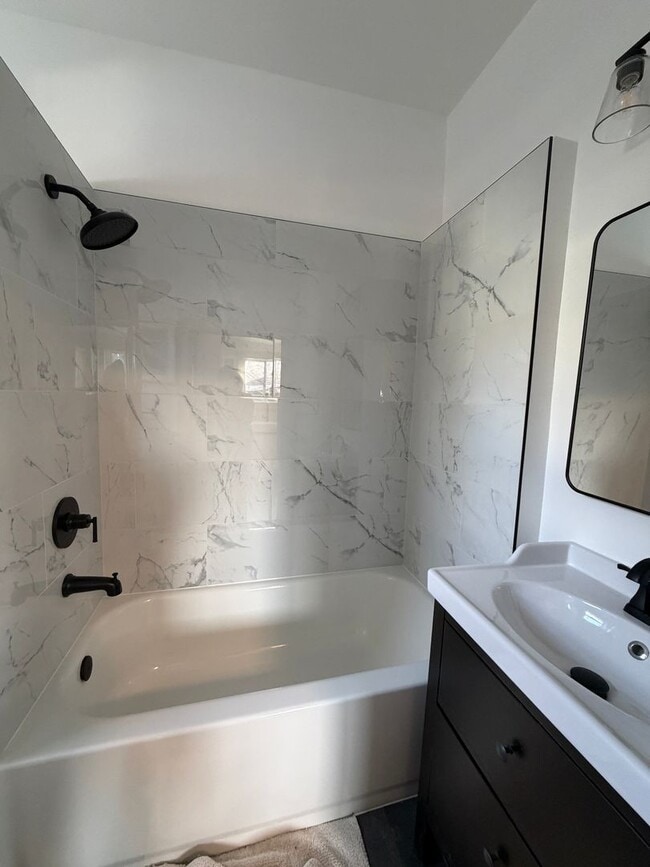 Building Photo - Fully Furnished Sloan's Lake 2 bedroom home