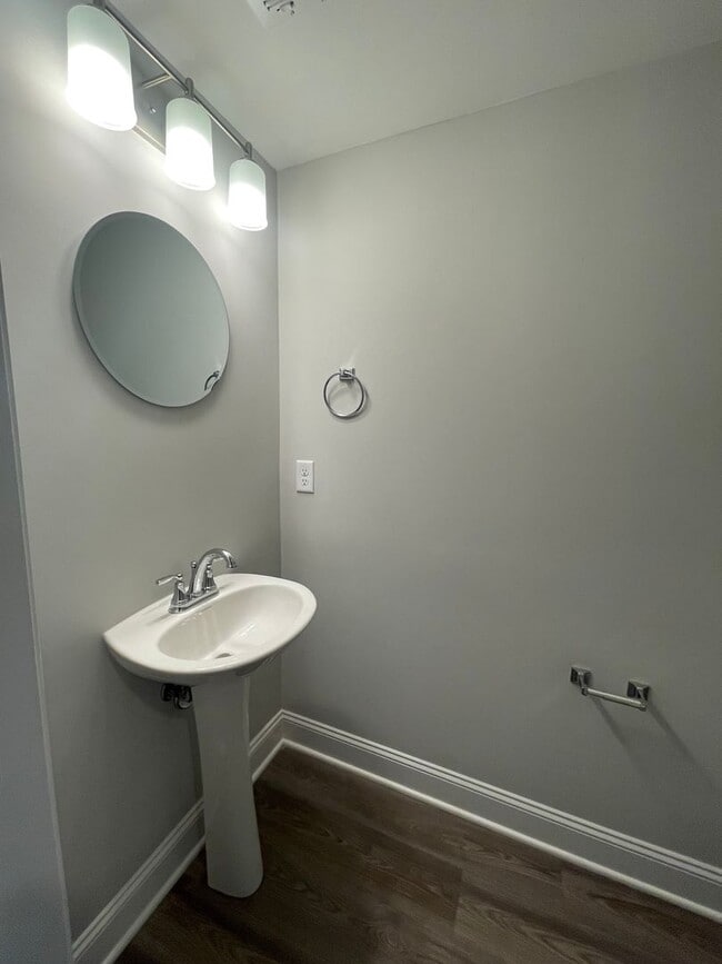 Building Photo - 3 Bedrooms, 2.5 Baths 2-story townhome