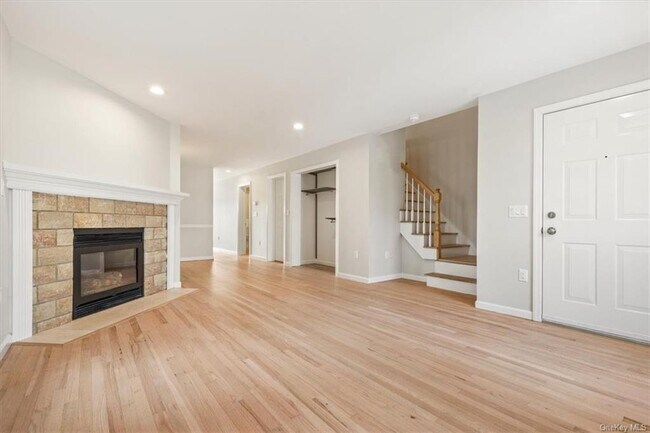 Building Photo - 131 Maple Ave