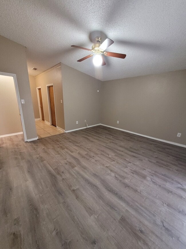 Building Photo - Spacious 3 bed 2 bath townhome!