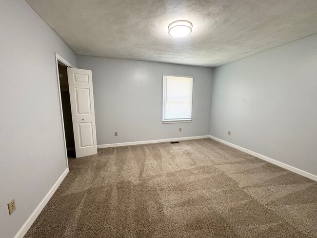 Building Photo - 102 Hunters Trail W