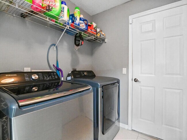 Building Photo - 602 SW McCall Rd