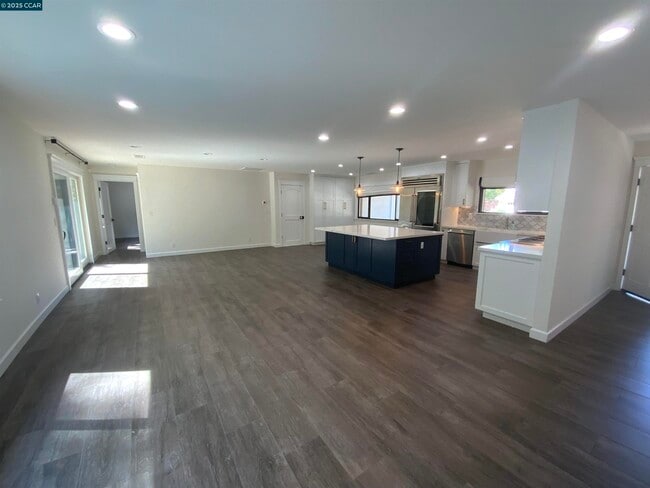 Building Photo - 632 Everett Dr