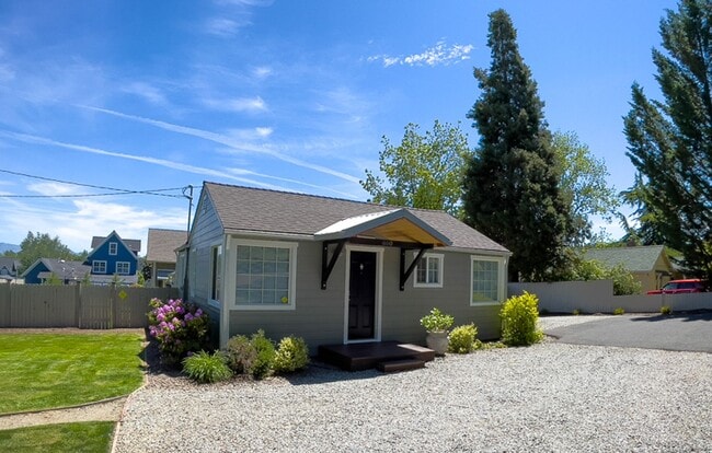 Building Photo - Kelsey's Cottage: Fully Furnished 2 bd/1ba Jacksonville Cottage, Large yard! $300 Utility Fee