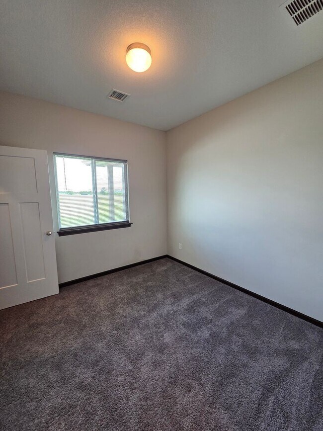 Building Photo - 1553 N Aster Cir