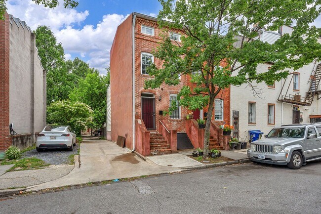 Building Photo - 104 S Carrollton Ave