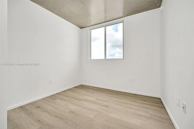 Building Photo - 475 NE 125th St