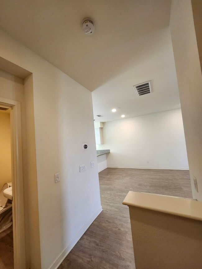 Building Photo - Gorgeous Tri-level Townhouse 3 beds 3 1/2 ...