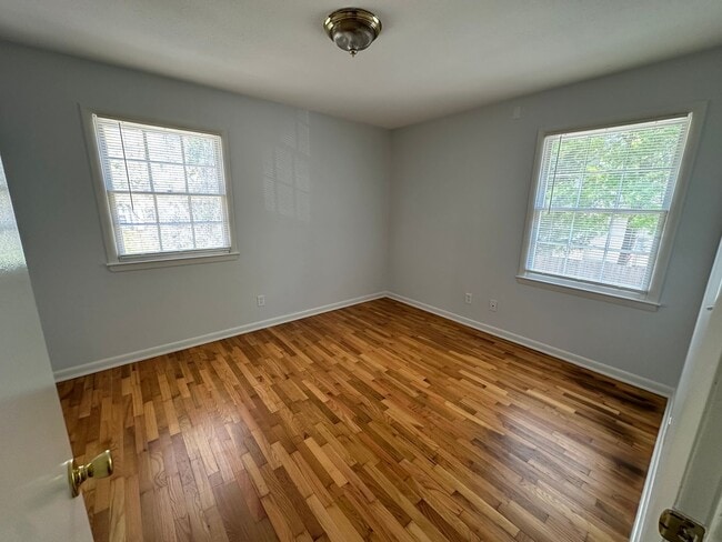 Building Photo - Pet Friendly 2 Bedroom 1.5 Bath Townhome Available Now for Move-in!