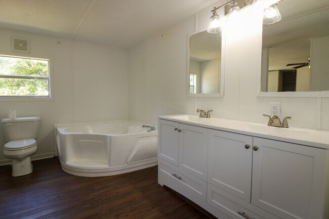 Building Photo - Newly Renovated Home