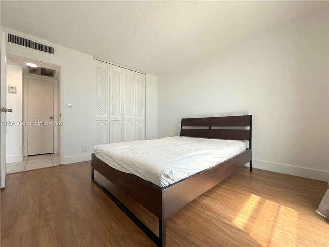 Building Photo - 3475 N Country Club Dr