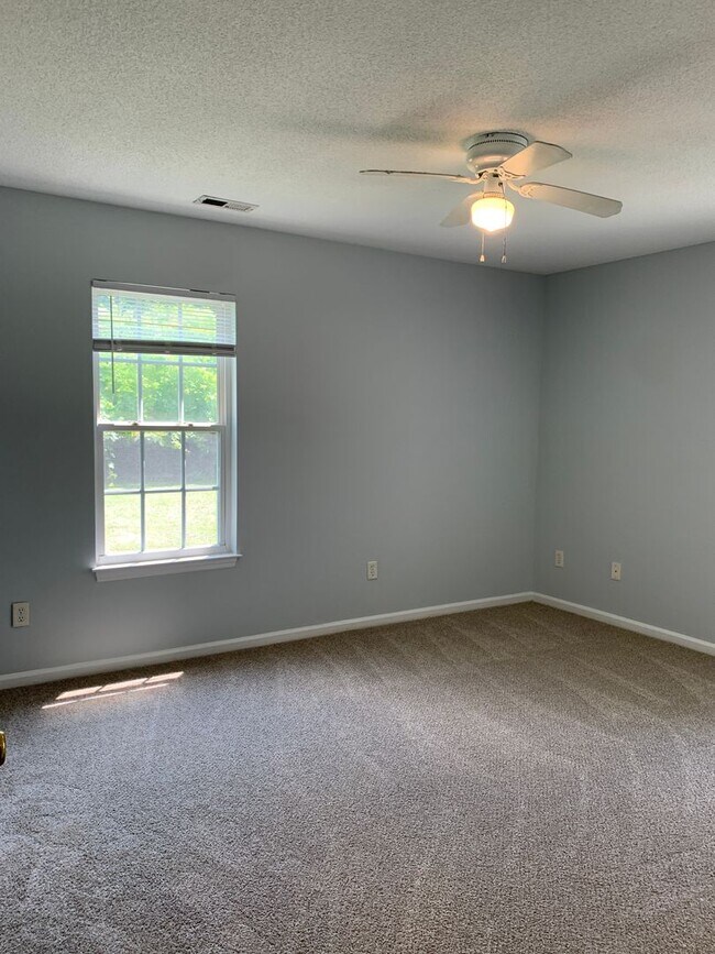 Building Photo - 3 BD, 2 BA House: Freshly Painted + New Flooring + Available Now!
