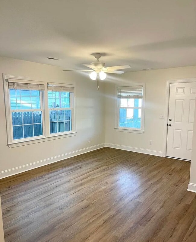 Building Photo - ***SPECIAL OFFER*** 3 Bed 1 Bath Single Family Brick Home