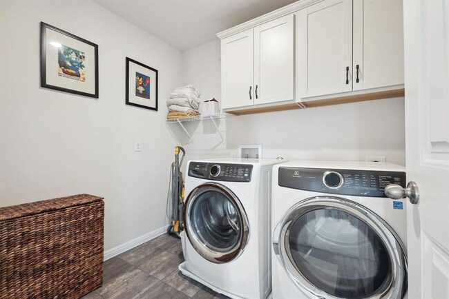 Building Photo - 2204 Land Grant Wy