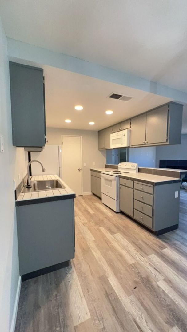 Building Photo - Newley Renovated 2 bedroom Duplex.