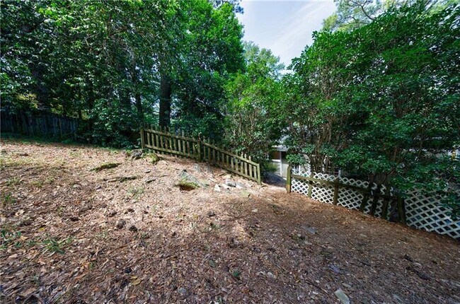 Building Photo - 2311 Pembrook Pl NE