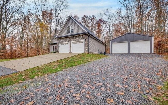 Building Photo - Private, Upscale Living Near Kingsport & Rogersville