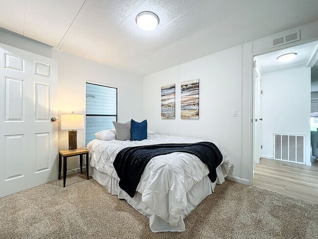 Building Photo - Gorgeous fully remodeled 2-Bedroom, 2 Bath...