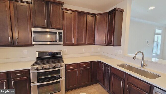 Building Photo - 9001 Shady Pines Dr