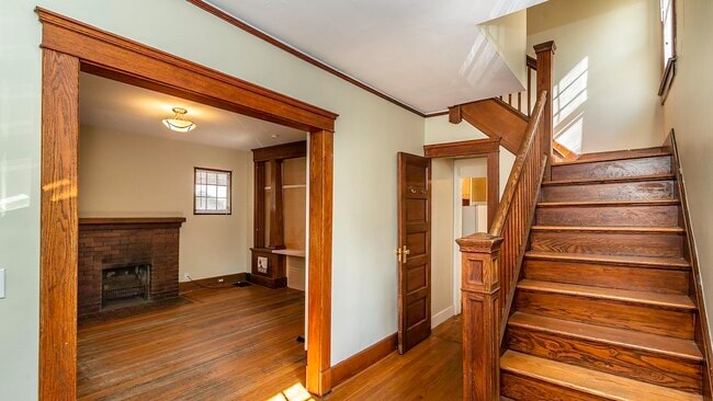 Building Photo - 823 Dewey Ave