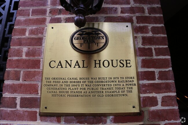 Building Photo - Canal House