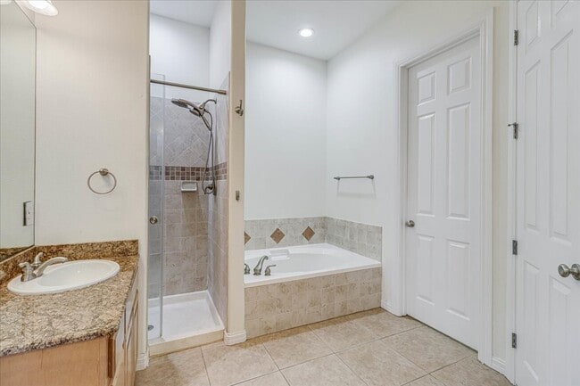 Building Photo - 14910 Leeward Dr