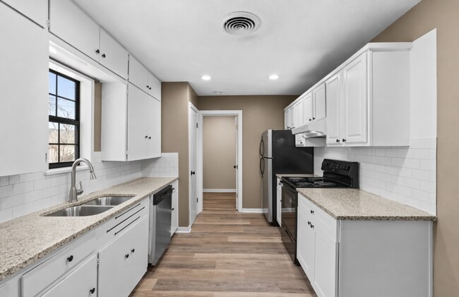 Building Photo - AVAILABLE BEGINNING OF JUNE ; APPLY ON OUR WEBSITE TODAY!!!