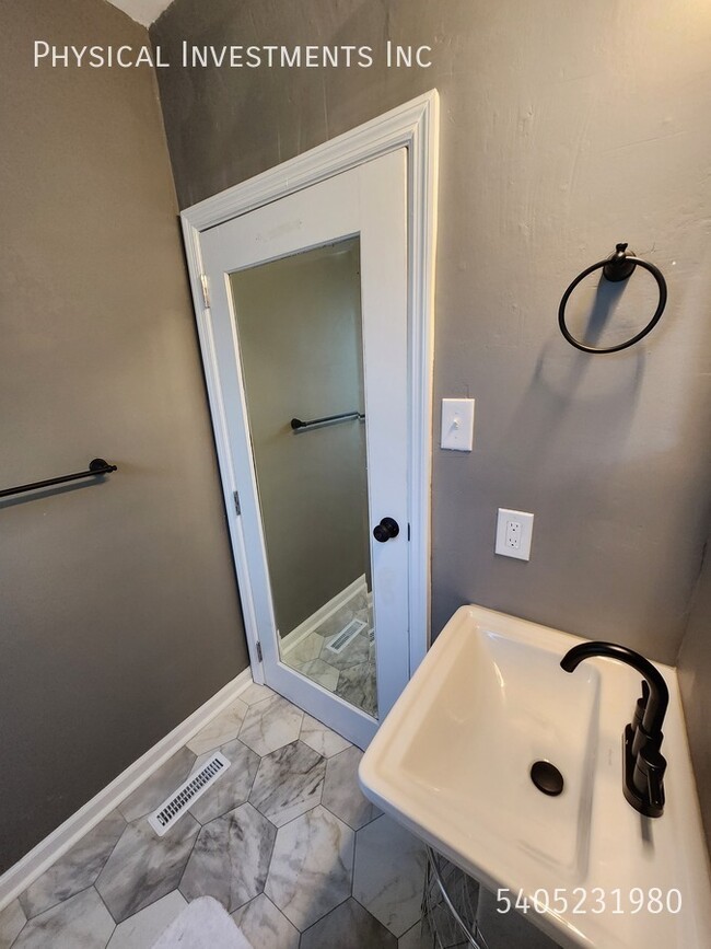 Building Photo - 412 Hanover Ave NW